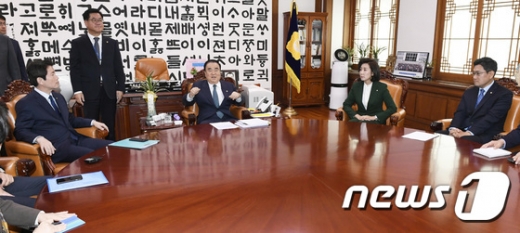 문희상 국회의장과 여야 교섭단체 3당 원내대표들이 12일 오전 서울 여의도 국회의장실에서 회동을 갖고 있다. 왼쪾부터 이인영 더불어민주당 원내대표, 문 의장, 나경원 자유한국당 원내대표, 오신환 바른미래당 원내대표. /사진=뉴스1