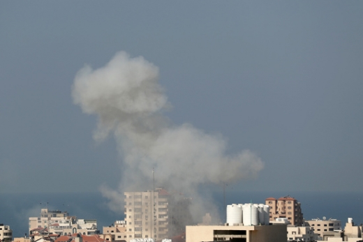 지난 12일(현지시간) 이스라엘군의 공습을 받은 가자지구의 한 건물에서 연기가 피어오르고 있다. /사진=로이터