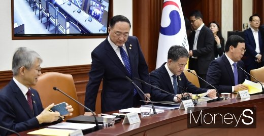 [머니S포토] 자리에 착석하는 홍남기 경제부총리