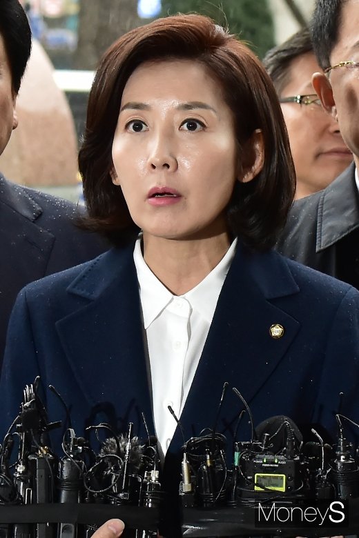 [머니S포토] 취재진 질문에 답하는 나경원