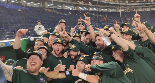 호주 야구 국가대표팀 선수들이 13일 일본 도쿄돔에서 열린 2019 WBSC 프리미어12 3차전 미국과의 경기에서 2-1로 승리한 뒤 기념사진을 찍고 있다. /사진=프리미어12 공식 트위터 