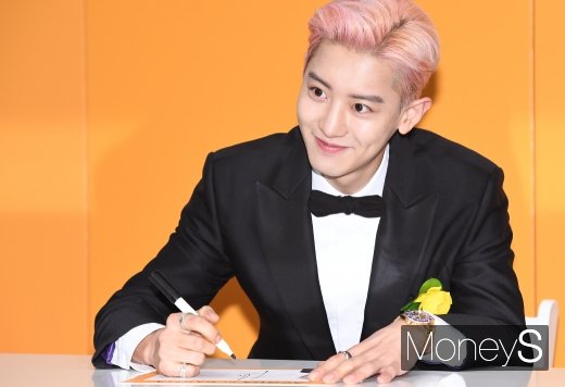 [머니S포토] 엑소 찬열 '사인하는 모습도 멋지네~'