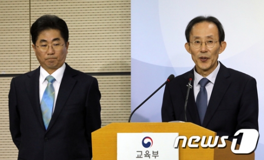 심봉섭 수능출제위원장(오른쪽)이 14일 정부세종청사 교육부 브리핑실에서 2020학년도 수능 출제경향 브리핑을 하고 있다. /사진=뉴스1