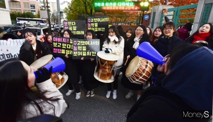 2020학년도 대학수학능력시험 당일인 14일 서울 중구 순화동 이화여자외국어고등학교 시험장에서 수험생 후배들이 응원전을 펼치고 있다. /사진=임한별 기자