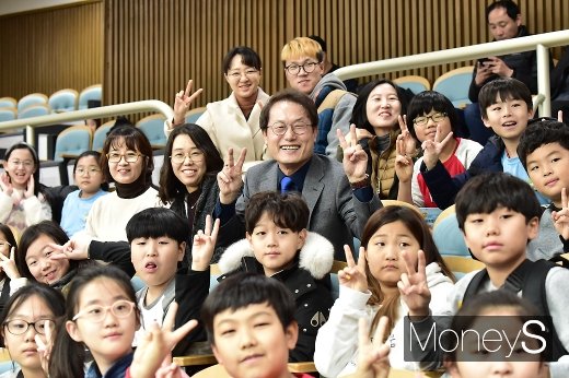 [머니S포토] 은진초 학생들과 기념촬영하는 조희연 교육감