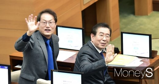[머니S포토] 서울시의회 참관 은진초 인사나누는 박원순-조희연