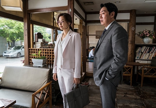 배우 이하늬(왼쪽)와 조진웅. /사진=영화 '블랙머니' 스틸컷