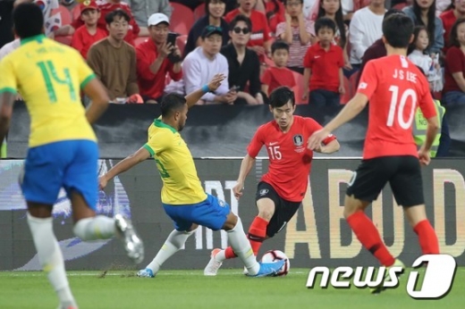대한민국 축구 대표팀이 19일 오후 10시30분 아랍에미리트(UAE) 아부다비 모하메드 빈 자예드 스타디움에서 브라질과 평가전을 치르고 있다. /사진=뉴스1