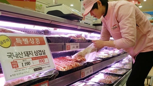 롯데마트 서울역점에서 삼겹살데이 행사를 진행하는 모습. /사진제공=롯데마트
