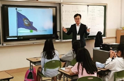 양산 증산초에서 직업인 강사로 나선 김성훈 전 경남도의원./사진제공=김성훈