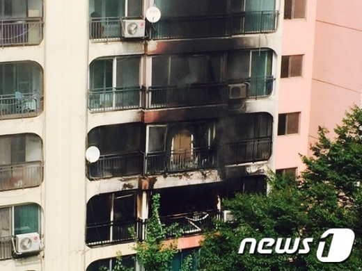 지난 2016년 9월15일 서울 서초구 잠원동의 한 아파트 3층에서 김치냉장고로 인한 화재가 발생, 이 아파트 12층까지 연기에 그을렸다. /사진=뉴스1