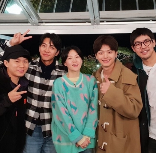 배우 이영애(왼쪽 세번째)와 집사부일체 멤버들. /사진=이영애 인스타그램 캡처