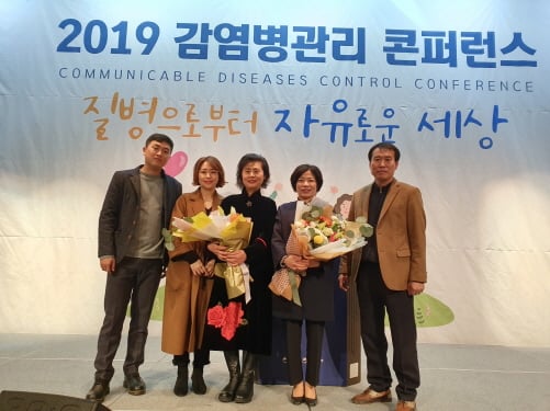 ▲광주광역시가 21일 여수 디오션리조트에서 열린 감염병관리 콘퍼런스에서 보건복지부장관 표창을 받고 기념촬영을 하고 있다./사진제공=광주광역시