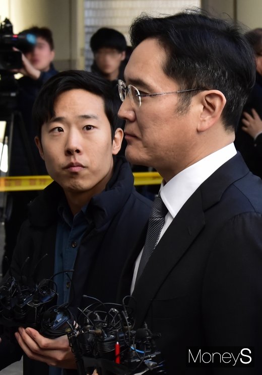 [머니S포토] 공판장 들어서는 이재용 부회장