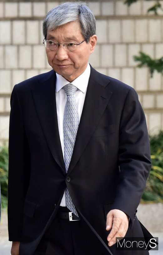 [머니S포토] 고법 들어서는 장충기 전 삼성전자 미래전략실 차장