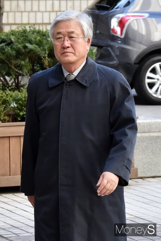 [머니S포토] 고법 들어서는 박상진 전 삼성전자 사장