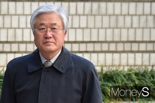 [머니S포토] 국정농단 연루 협의 파기환송심 출석하는 박상진 전 삼성전자 사장