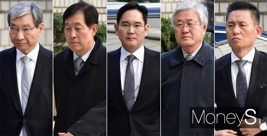 ▲ 장충기 (전) 삼성미래전략실 차장, 최지성 (전) 삼성미래전략실장, 이재용 삼성전자 부회장, 박상진 (전) 삼성전자 사장, 황성수 (전) 삼성전자 전무(왼쪽부터)