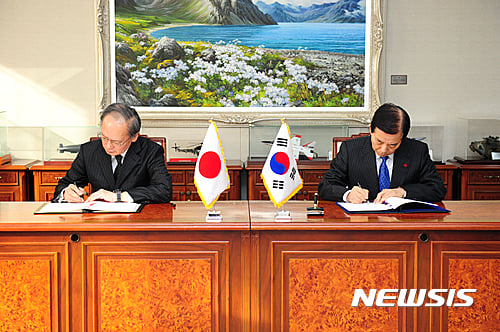 한민구 국방부 장관(오른쪽)이 지난 2016년 11월23일 서울 용산구 국방부 청사에서 나가미네 야스마사 주한 일본대사와 한·일 군사비밀정보보호협정(GSOMIA,지소미아)에 최종 서명하고 있다. /사진=뉴시스
