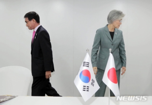 강경화 외교부 장관이 지난 8월1일 오전(현지시간) 태국 센타라 그랜드호텔에서 고노 다로 일본 외무상과 양자회담을 진행했다. /사진=뉴시스
