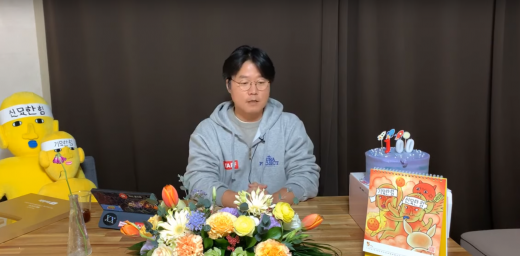 나영석 PD가 지난 20일 자신의 유튜브 채널 '채널십오야'에서 긴급 라이브 방송을 갖고 구독 해지 요청을 하고 있다. /사진='채널십오야' 캡처