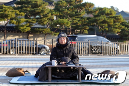 황교안 자유한국당 대표가 22일 청와대 앞 분수대에서 한일 군사정보보호협정 종료 반대를 주장하며 단식 농성을 벌이고 있다. /사진=뉴스1