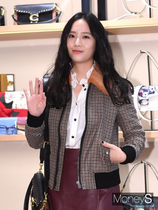 [머니S포토] 크리스탈 '살짝 머금은 미소'