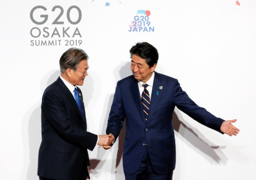 문재인 대통령과 아베 신조 일본 총리. /사진=로이터