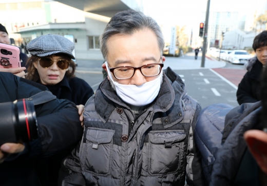 뇌물수수 및 성접대 혐의를 받고 있는 김학의 전 법무부 차관이 1심에서 무죄를 선고받아 22일 오후 송파구 동부구치소를 나서 차량으로 향하고 있다. / 사진=뉴시스 이영환 기자
