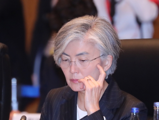강경화 외교부장관이 23일 오전(현지시각) 일본 나고야 관광호텔에서 열린 G20(주요 20개국) 외교장관회의에 참석해 생각에 잠겨 있다. / 사진=뉴시스 전진환 기자