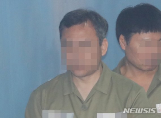 숙명여고 재직 중 쌍둥이 딸들에게 시험문제를 유출한 혐의로 재판에 넘겨진 전 교무부장이 지난 23일 오전 서울 서초구 서울중앙지방법원에서 열리는 공판에 출석하고 있다. /사진=뉴시스