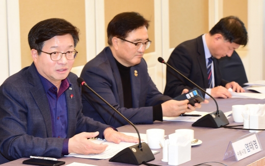 에너지정책 전환을 위한 지방정부협의회는 22일 국회에서 더불어민주당 기후변화대응 및 에너지전환산업육성 특별위원회와 ‘지역에너지전환을 위한 정책 제안 간담회’를 진행했다. / 사진제공=수원시