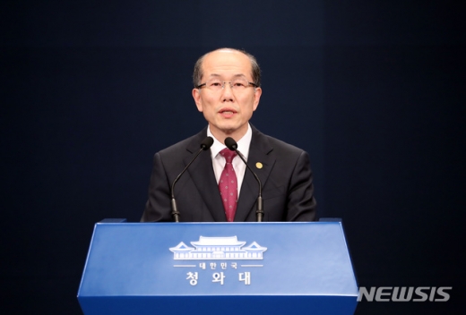 김유근 국가안보실 1차장이 22일 오후 청와대 춘추관 브리핑 룸에서 한·일 군사정보보호협정(GSOMIA·지소미아)의 조건부 연장에 대해 브리핑을 하고 있다. /사진=뉴시스