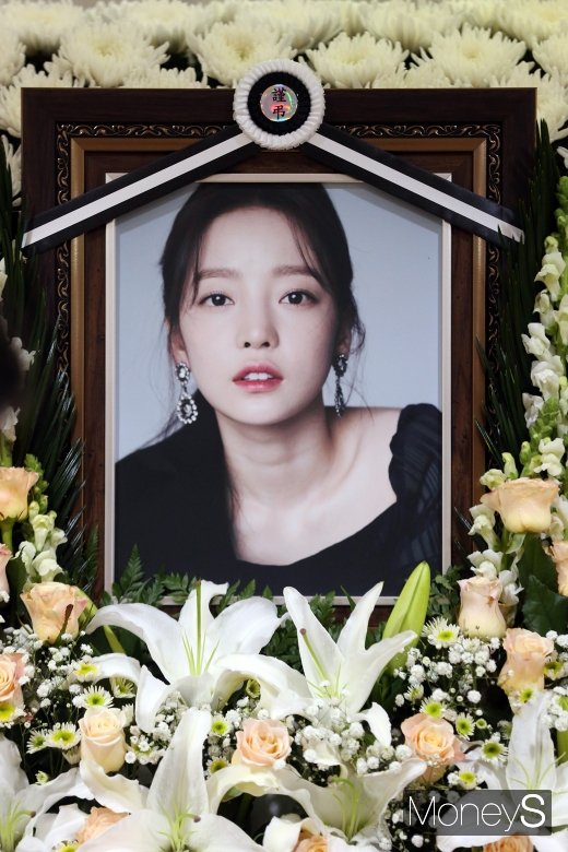 25일 그룹 카라 출신 가수 구하라의 빈소가 서울 서초구 강남성모병원에 마련됐다. /사진=사진공동취재단