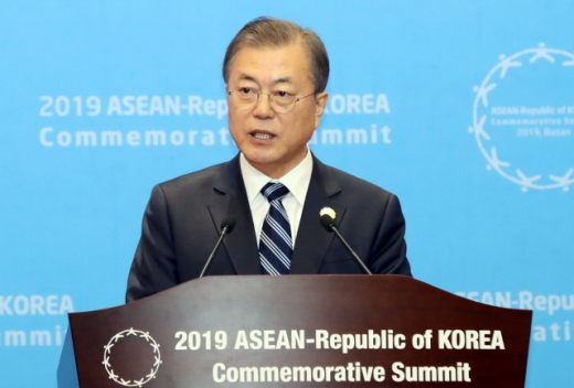 문재인 대통령이 26일 오후 부산 벡스코에서 열린 2019 한·아세안 특별정상회의 공동언론발표에서 발언하고 있다. 문 대통령과 아세안 정상들은 이번 특별정상회의 결과 문서로 '평화, 번영과 동반자 관계를 위한 한·아세안 공동비전 성명' 및 '한·아세안 특별정상회의 공동의장 성명'을 채택했다. /사진=뉴시스