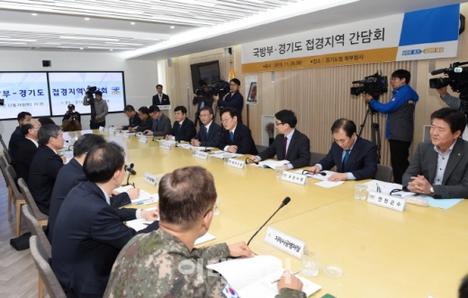 이재명 지사 등 간담회에 참석한 도내 시·군 단체장들. / 사진제공=경기도