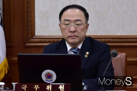 [머니S포토] 국무회의 참석한 홍남기 부총리
