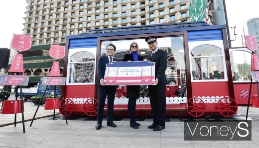 [머니S포토] 휘슬러코리아, 구세군자선냄비 희망열차 전달