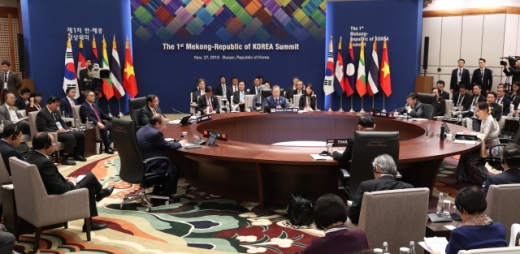 문재인 대통령과 메콩 정상들이 27일 오전 부산 누리마루에서 '제1차 한·메콩 정상회의'를 하고 있다. /사진=뉴시스