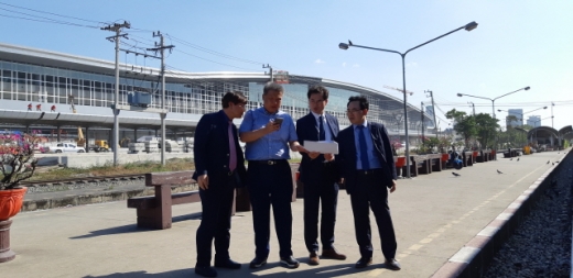 전만경 한국철도시설공단 부이시장(오른쪽)이 관계자들과 태국 방수에역에서 현장조사를 하고 있다. /사진=한국철도시설공단