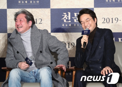 27일 서울 건대입구 롯데시네마에서 열린 영화 '천문:하늘에 묻는다' 제작보고회에 참석한 주연배우 최민식(왼쪽)과 한석규. /사진=뉴스1