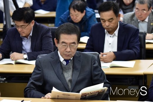 [머니S포토] 새로운 광화문광장 자료 살피는 박원순