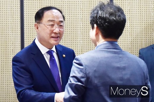 [머니S포토] 인사 나누는 홍남기 부총리