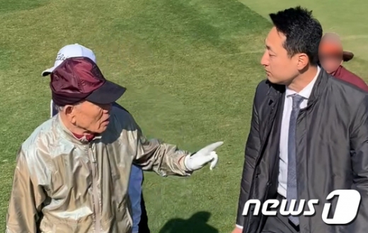 전두환씨(왼쪽)가 지난 7일 강원 홍천군의 한 골프장에서 임한솔 정의당 부대표(오른쪽)의 5.18 광주민주화운동 관련 질문에 대해 자신은 광주시민 학살의 책임이 없다고 항변하고 있다. /사진=뉴스1(임한솔 부대표측 제공)