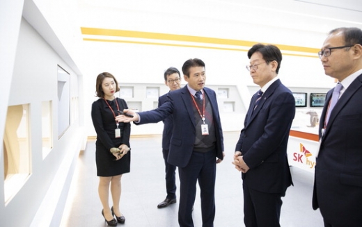 28일 오후 SK하이닉스 중국 충칭 공장을 방문한 이재명 경기지사가 박진규 SK하이닉스 충칭 P&T 법인장의 안내로 사업 현황을 청취하며 홍보룸 참관 및 생산라인 윈도 투어를 하고 있다. / 사진제공=경기도