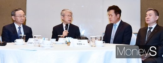 [머니S포토] 5G 중저가 요금제 출시 요청하는 최기영 장관