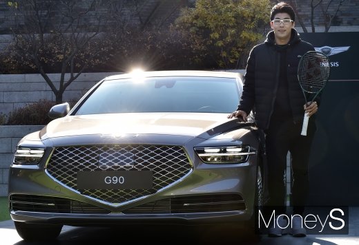 [머니S포토] 제네시스 G90 앞에 선 정현