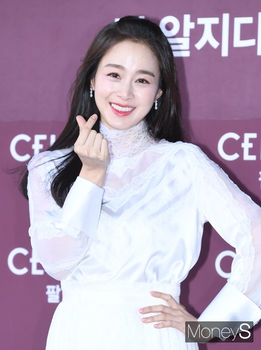 [머니S포토] 김태희 '심쿵 눈맞춤과 하트'
