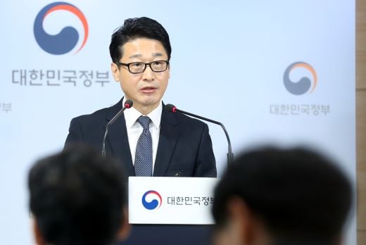 이호현 산업부 무역정책관이 29일 서울 종로구 정부서울청사에서 "한국과 일본 통상당국은 12월 셋째 주 중 일본 도쿄에서 제7차 수출관리정책대화를 개최하며 이에 앞서 다음달 4일 오스트리아 빈에서는 국장급 준비회의도 열린다"고 밝히고 있다. /사진=뉴시스 전신 기자 