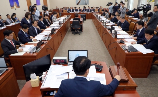 노웅래 국회 과학기술정보방송통신위원장이 25일 서울 여의도 국회에서 열린 전체회의에서 의사봉을 두드리고 있다. /사진=뉴스1